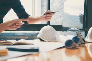 Equipo de ingenieros de construcción trabajando en planos. foto