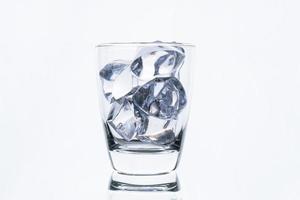 agua helada en vaso transparente foto