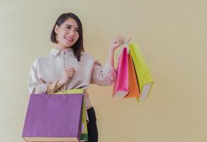 mujer cargando bolsas de compras foto