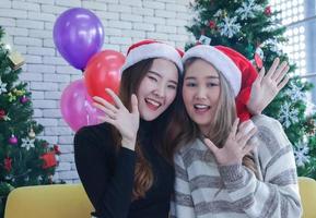 mujeres posando para la foto de navidad