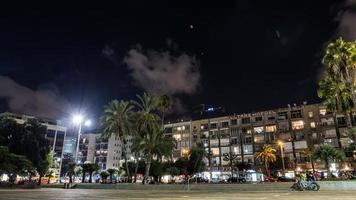 edificios de hormigón en la noche foto