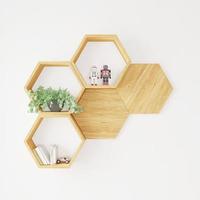 Estante hexagonal en pared blanca foto