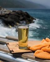 cerveza junto al mar foto