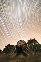 lapso de tiempo de estrellas sobre una formación rocosa foto