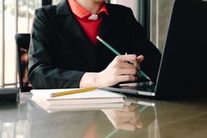 persona de negocios trabajando en computadora foto