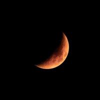 luna de sangre en el cielo nocturno foto