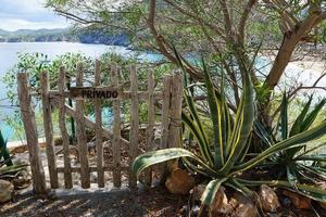 puerta de madera cerca de la playa. foto