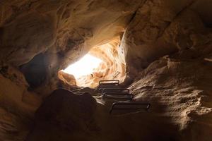 vista interior de la cueva de piedra arenisca foto