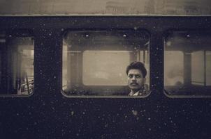 hombre en un tren foto