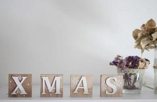 Decoración de mesa de letras navideñas de madera marrón y blanca foto