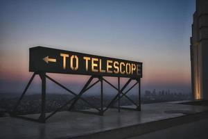 To telescope signage photo