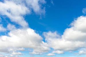 cielo azul con nubes foto