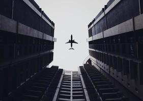 Foto de ángulo bajo de aviones y edificios.