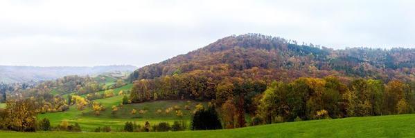 colinas brumosas en otoño foto