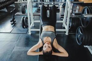 mujer haciendo abdominales foto