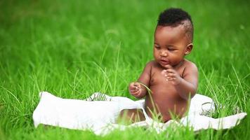 sonriente, bebé afroamericano, en, manta