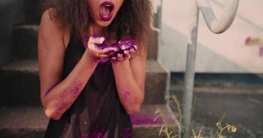 Afro American Teen Girl bläst rosa funkelnden Glitzer im Freien video