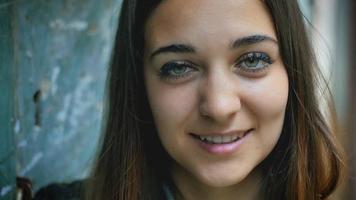 portret van zeer glimlachende vrouw: glimlachende tiener video