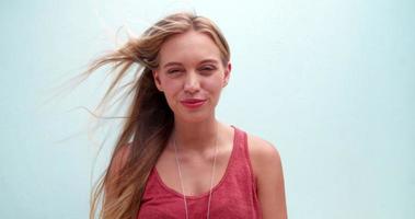 portret van een glimlachende jonge blonde glimlachende meisje video