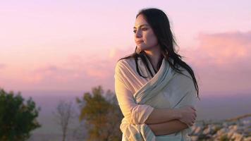tankeväckande avslappnad kvinna vid solnedgången video
