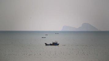 vissersboten dichtbij vissersdorp video