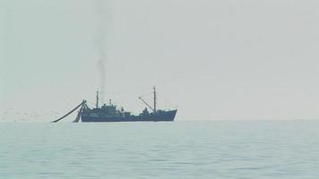 barco de pesca no mar. video