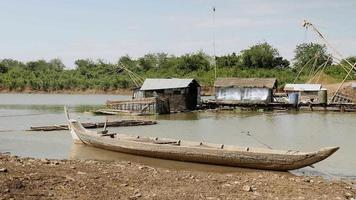 Hausboote auf dem Fluss mit chinesischen Fischernetzen