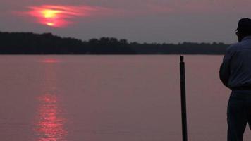 pêche au coucher du soleil video