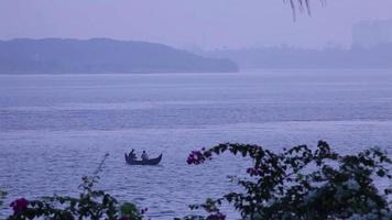 pêcheurs en bateau au Kerala, en Inde. video