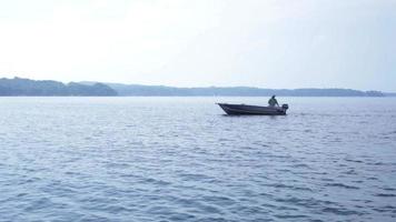 homem pescando em um barco.