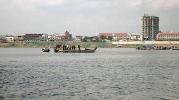 fiskare i båtar som lyfter ett stort nät ur vattnet video