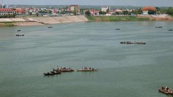 Barcos de pescadores sacando sus grandes redes del agua. video