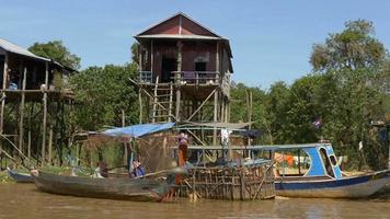 Siem Reap, Cambodja - november 2015: traditionele visserij visser visvangst video