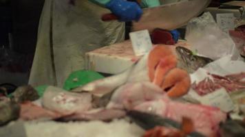 La Boqueria Barcelona Fischverkäufer Thunfisch schneiden