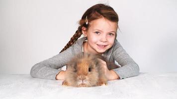 tjej leker och kramar med kanin video