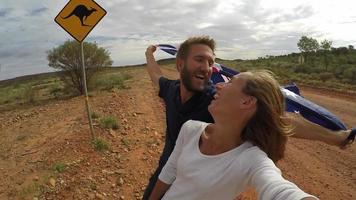 jeune couple, prendre, selfie, à, kangourou, signe, australie