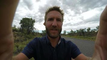 Selfie des jungen Mannes in Australien, der nahe Känguruzeichen steht video