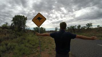 Les bras de l'homme tendus en Australie video