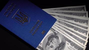 dinero y pasaporte en la mesa