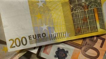 dinheiro do euro na mesa