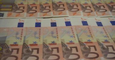Tiro de seguimiento de cincuenta euros en moneda video