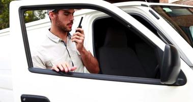 motorista de entrega falando no walkie-talkie e entrando na van video