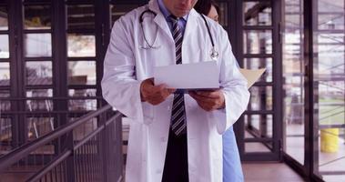 médico e enfermeira lendo documentos video