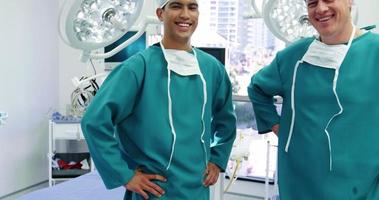 porträtt av manliga kirurger som står med händerna på höfterna i operationsrummet video