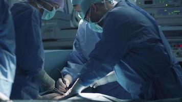 équipe médicale effectuant une opération chirurgicale dans une salle d'opération moderne video