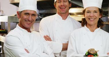 chefs sonriendo en la cocina comercial. video