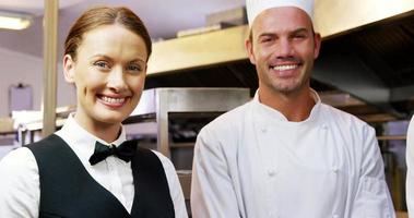 Restaurantteam posiert zusammen lächelnd in die Kamera video