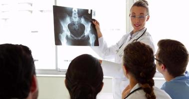 Das medizinische Team, das dem Arzt zuhört, erklärt ein Röntgenbild video