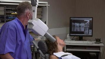 een tandheelkundige röntgenfoto maken