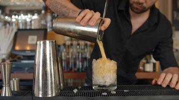 close-up van barman cocktail gieten in glas video